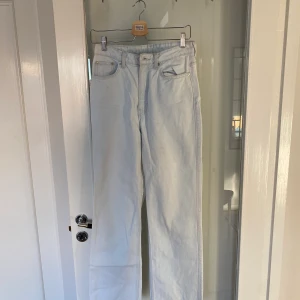 Jeans från weekday - Storlek 29/32 har två små fläckar bak på byxan, inget man märker av