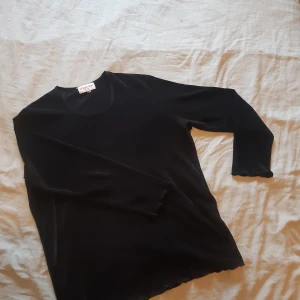 Långärmad topp, lindex strl 38/40 - Svart topp med långärm. Strl 38/40 passar XL