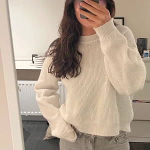 Vit tröja  - Vit stickad tröja från chiquelle💗bra skick! Hör av dig vid frågor eller om du är intresserad!