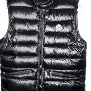 Moncler Gui väst - Säljer min moncler gui, köpt på tradera. Knappt använd, storlek 2.