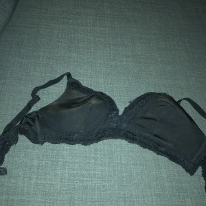 Svart bh - Bh med bygel, spetsdetaljer 