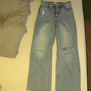 Ett par snygga ljusblåa håliga jeans i strl 36 ❤️‍🔥