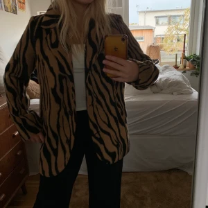 Kappa från NA-KD - Kappa i tigermönster från Zara - Använd fåtal gånger 