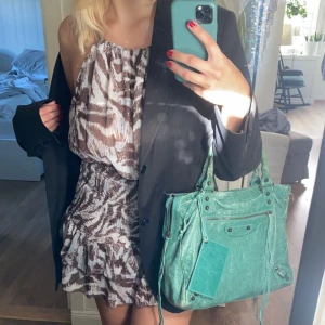 Zaraklänning - Zaraklänning som är köpt här på plick. Så snygg till hösten! Passar XS/S. Kan fraktas eller hämtas. Frakt kostar 66💛