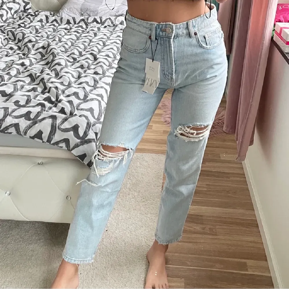 Zara jeans i storlek 36, som inte längre finns på Zaras webbplats. Jeans är helt ny och oanvänd, prislapp sitter kvar. 💕. Jeans & Byxor.