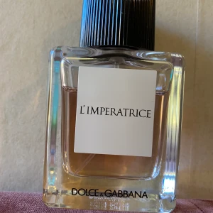 Parfym - Säljer min Dolce & gabbana parfym EdT, 50ml och de finns mer än hälften kvar i den. Köpte den för 720kr på kicks men säljer den för 300kr. Den doftar ganska fräscht och på sista bilden kan man se vad den har för doftnoter