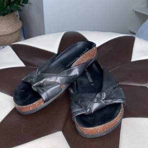 Cheapmonday sandaler med läderimitation och knutdetalj. Helt i nyskick. Storlek 36.