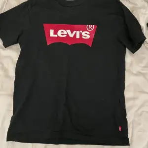Jag säljer nu en Levis t-shirt i barn strl 152💕 den kostar 120kr+frakt, använt ett fåtal gånger men är fortfarande i fint skick💕💕 Hör av er om ni är intresserade!