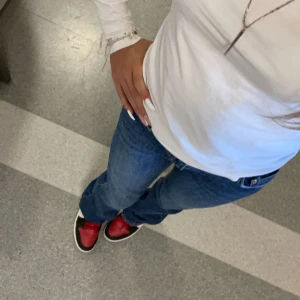 Jeans - Ginas blå super snygga jeans. Jätte bra skick! Storlek 32 passar bra på mih som är 160 (de är lite långa). Tveka ej med frågor🤍