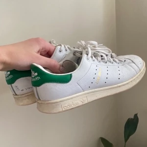 Stan Smith skor - Använda en del men är inga hål eller större skador❤️
