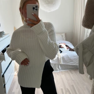 Stickad w - Jättefin tröja som har en fin slits på ena sidan, vilket ger den är supersnygg passform. Aldrig använd så den är i bra skick🫶🏻