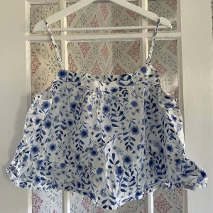 Topp från GAP - Blommig topp från ”Gap”, storlek L! Aldrig använd. Ganska kort i modellen!😁