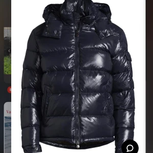 MONCLER JACKA - Säljer denna moncler jacka! ÄKTA såklart! Äktahetsbevis och egna bilder finns! Fint skick men ett litet hål i ärmen och innerdragkedjan är sönder men det går att fixa! Passar mig som tjej och har storlek S i vanliga fall