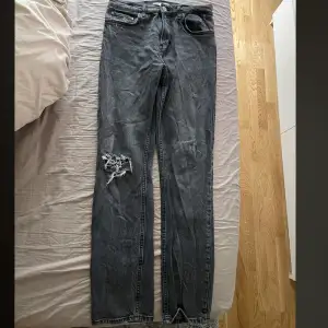 Jätte fina gråa zara jeans som tyvärr är för små för mig. Dom är i storlek 38💞