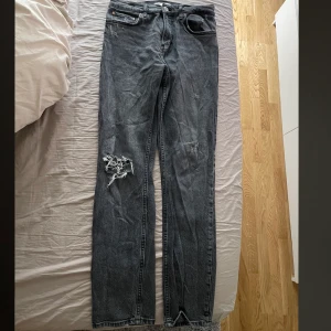 Zara jeans  - Jätte fina gråa zara jeans som tyvärr är för små för mig. Dom är i storlek 38💞