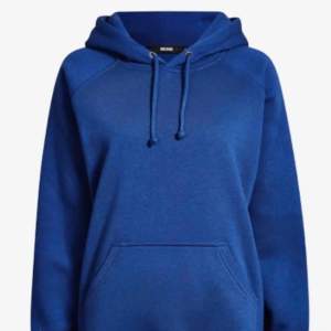 En blå hoodie från bikbok i storlek S 