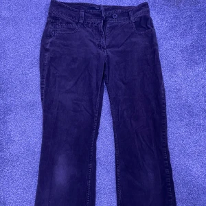 Lågmidjade Manchester byxor - Fina  lågmidjade Manchester byxor från hm som inte kommer till användning, knappt använda🤎(finns lite slitningar längst ner på byxan)