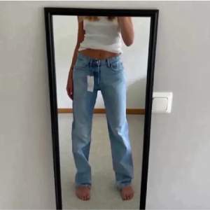 Säljer mina jättesnygga populära zara jeans som ej kommer till användning!!  Kan både mötas upp eller frakta!!