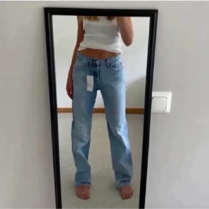 Zara jeans - Säljer mina jättesnygga populära zara jeans som ej kommer till användning!!  Kan både mötas upp eller frakta!!