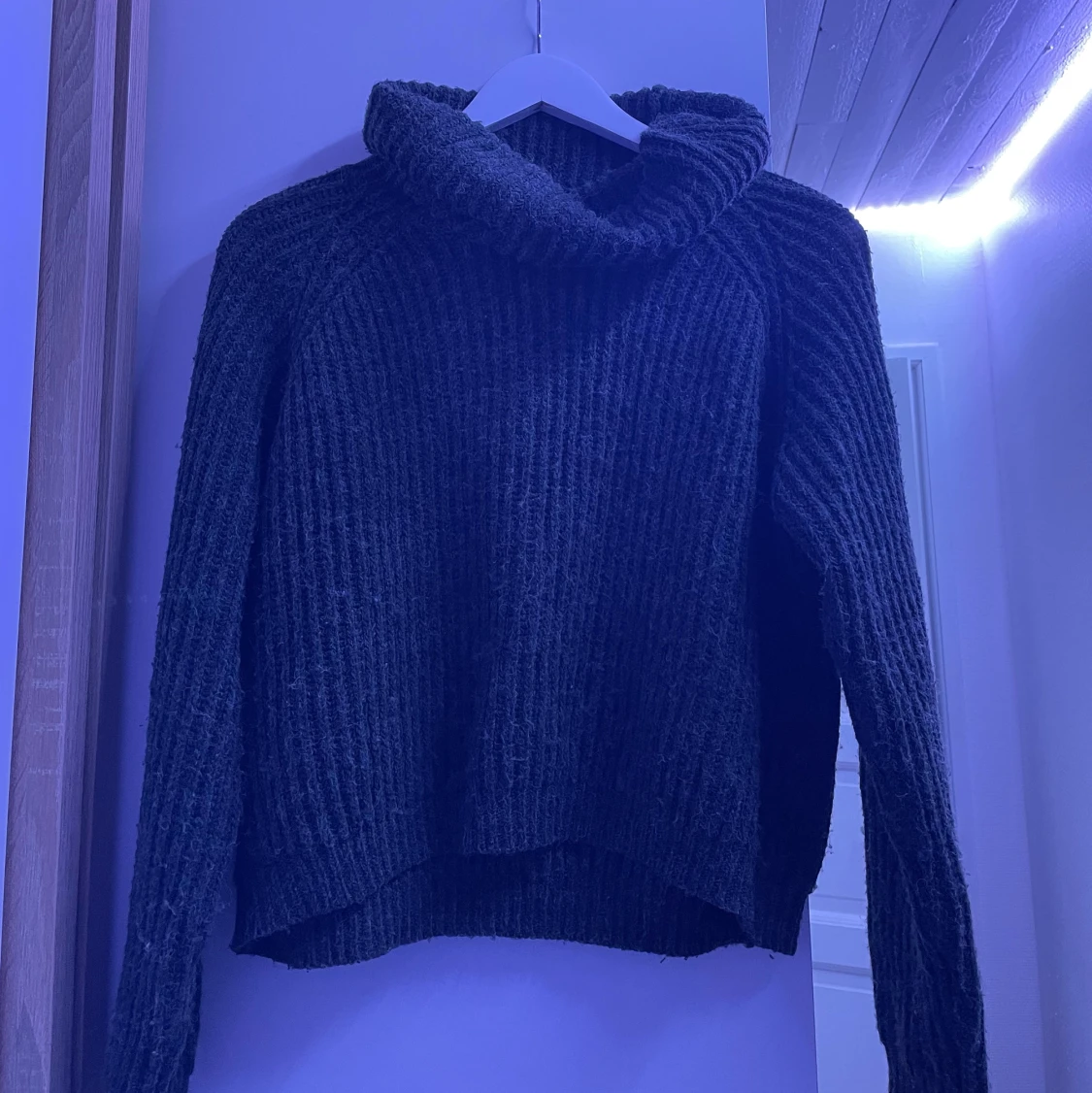 Stickad tröja med polo