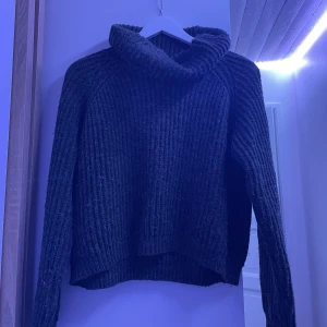 Stickad tröja med polo - Stickad tröja med polo som knappt är använd🤍