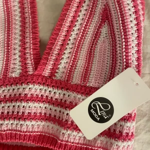 Rosa/Vit Stickad topp - Köpte denna super snygga topp i Italien  som jag önska passade men det gör den tyvärr inte, därför säljer jag den. Är vanligtvis en Xs och skulle säga att denna är mer åt S/M