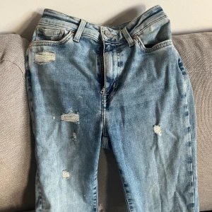 Byxor från bikbok, high waist ankle - Helt nya jeans från bikbok, tyvärr så har jag växt ut dom pga träning så nån annan glad själ får gärna ta hand om dom 🥳