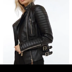 Moto jacket - Säljer denna skinnjacka från Chiquelle, det är deras moto jacket i svart. Säljer då den inte används, mycket bra skick Storlek 40/S