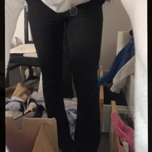 svarta kostymbyxor fr bikbok  - Superfina kostymbyxor fr bikbok, aldrig använda, har vuxit ur mig de tyvärr så därflr jag säljer💞