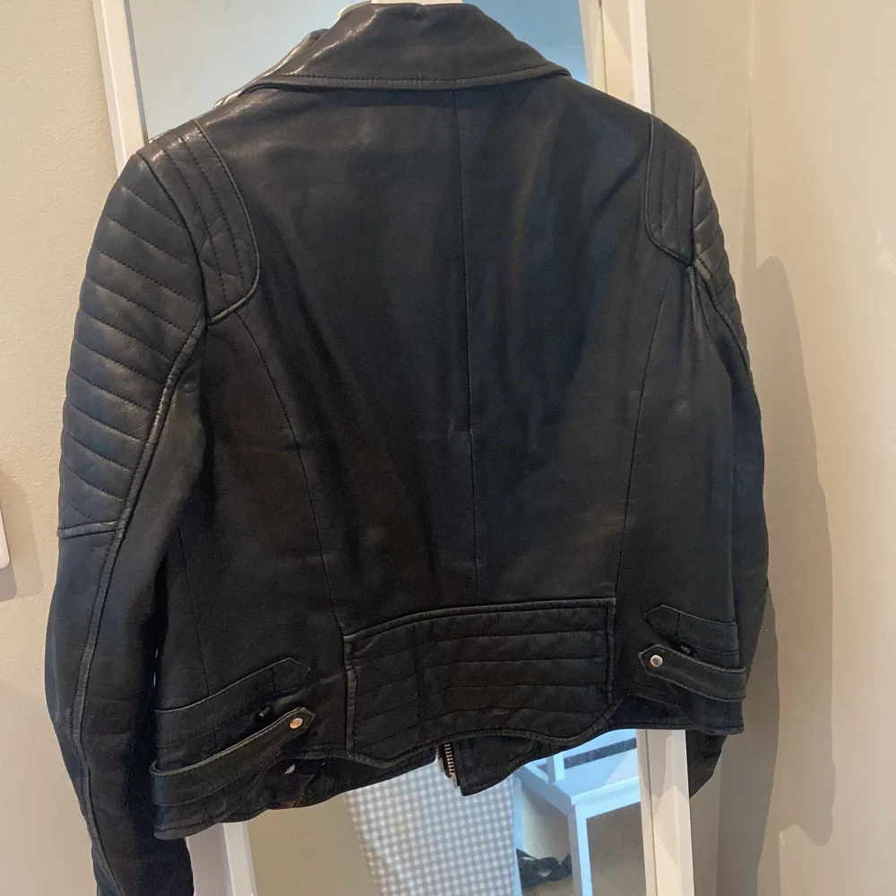 Real leather jacket from whistles very very worn but great fit . Jackor.