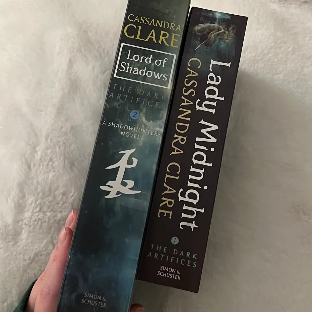Första & andra boken av Cassandra Clare’s trilogi ”The Dark Artifices” på Engelska! 100kr för båda två! . Accessoarer.