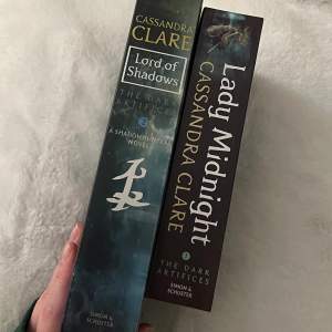Första & andra boken av Cassandra Clare’s trilogi ”The Dark Artifices” på Engelska! 100kr för båda två! 