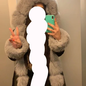 Garoff jacka  - Säljer Garroff jacka, svart med grå äkta päls. Nypris 5000 kr, pris kan diskuteras. Använd ca fem till tio gånger under vintern 2021