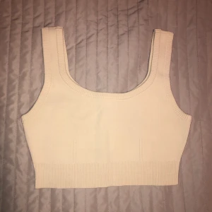 Blekgul croptop från H&M i storlek M - Har aldrig haft på mig den och tror inte kommer göra det så vill sälja bara☺️