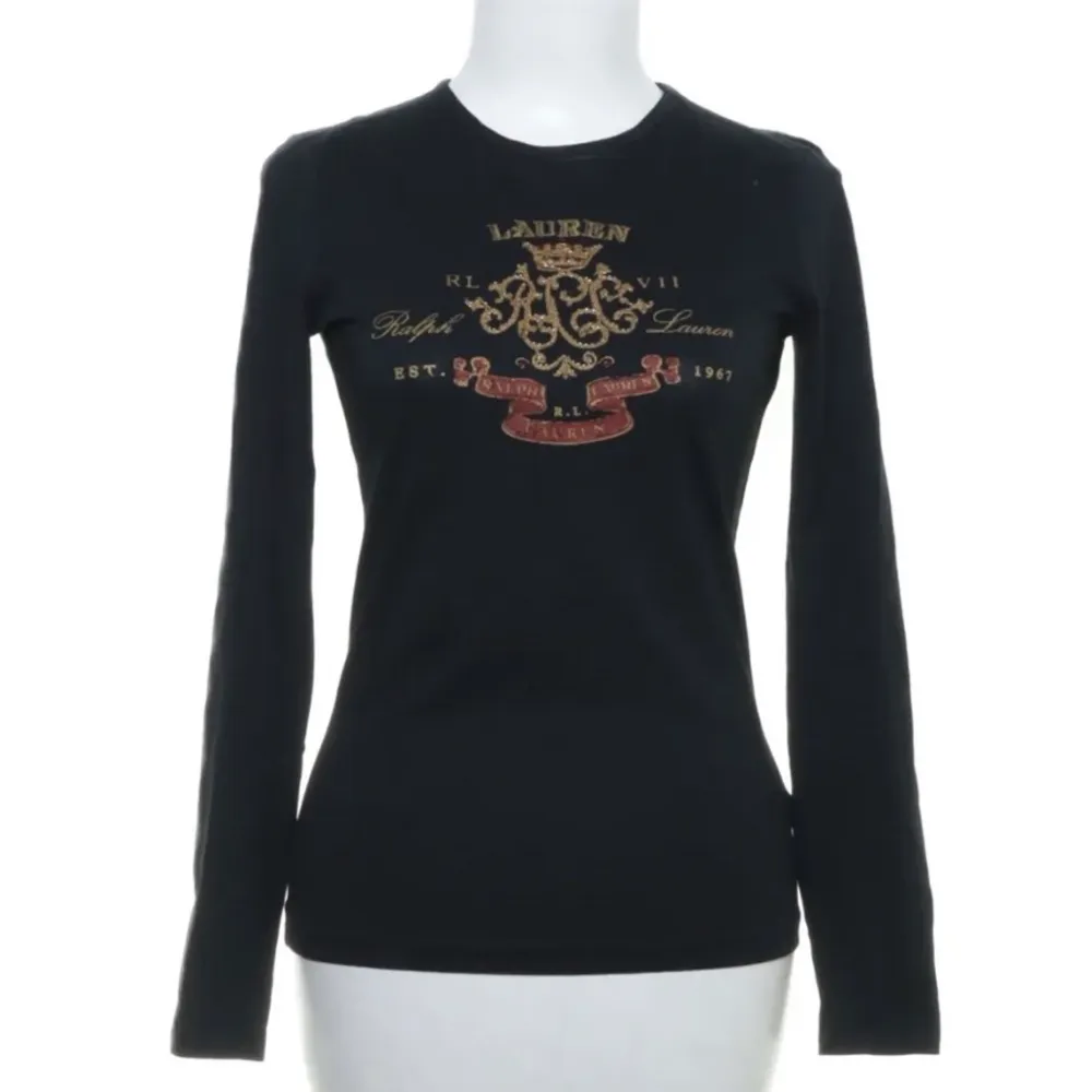 Vintage Ralph Lauren svart långärmad tröja med jättesnyggt tryck och pärlor fram. Storlek XS men passar också S. Mycket bra skick . T-shirts.