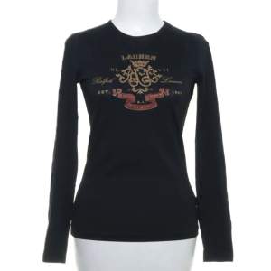 Vintage Ralph Lauren svart långärmad tröja med jättesnyggt tryck och pärlor fram. Storlek XS men passar också S. Mycket bra skick 