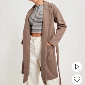 Kappa Nelly  - Säljer denna kappan från Nelly, då den tyvärr va för liten, ändats testad, och är i st xs, kom privat för fler bilder. Köpt för 549kr och säljer för 500kr då frakten ingår,