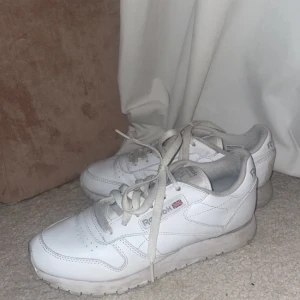 Reebok sneakers storlek 37 - Använd fåtalgånger. Fint skick :) 