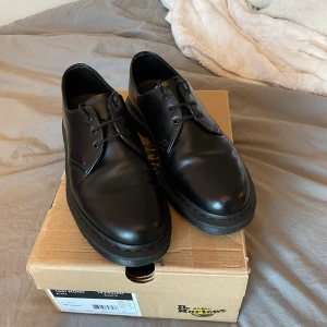 Doc Martens 1461 Mono - Fint skick, inga repor Skickar med extra skosnören