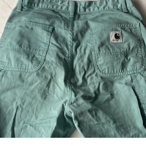 💙carhartt byxor💙 - köpte dessa på plick men kommer inte till använding tyvärr! fint skick men en liten fläck på ena byxbenet!💙 