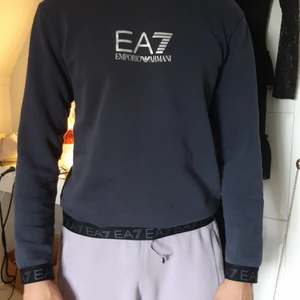 Armani Tröja - Tröja från Armani i storlek Medium Använd fåtal gånger
