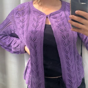 Lila kofta - Såå snygg vintagekofta, i finstickat mönster! Superskönt material. En liten stickad knapp högst upp så man kan fästa fint💜 