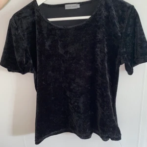 Svart sammetstopp - Svart topp i sammet. Köpt 2nd hand