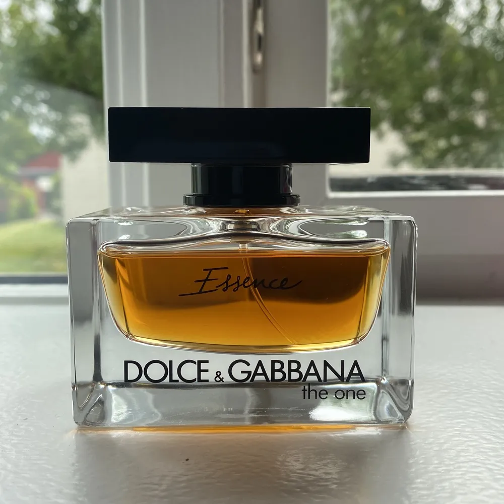Säljer min Dolce & Gabbana parfym. Knappt använd (se andra bild) Doften beskrivs följande: Det är en ny version av den ikoniska doften The One och innehåller härliga doftnoter som uppfriskande bergamott,mandarin, persika, jasmin, lilja” Originalpris 645kr. Övrigt.