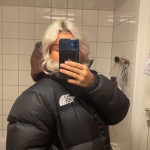 North face jacka  - Säljer min north face jacka som är varsamt andvänd. Den har inga hål och alla fickor fungerar. Jackan är köpt för 3700kr 