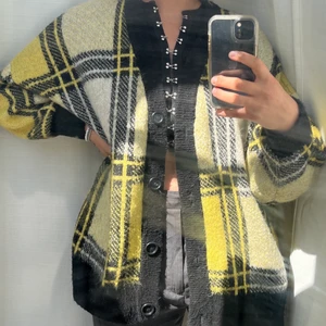 Stor stickad kofta i mönster, Zara - Superfin mysig stor stickad kofta från Zara.  Rutigt mönster i gult, svart och vitt. Svarta knappar som jag själv bytt ut från original.  Bra skick!😍