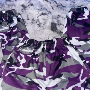 Lila cargo trackpants - Mjukis/trackpants cargos med snygg lila blandat med grå och svart. Storlek XS/S beroende på hur du vill att den ska sitta.