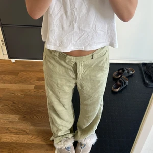 gröna zara linnebyxor - säljer mina superfina gröna linnebyxor då jag tycker de är för stora och långa för mig (160 cm) 🌟 använda fåtal gånger, nypris 399 kr. hör av dig vid intresse/fler bilder 💕 köparen står för frakten och pris kan diskuteras 