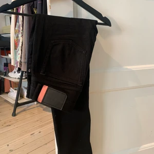 Acne Studios Jeans - Säljer ett par Acne jeans i modellen ”North”. Storlek: 31/30 Väldigt bra skick och väldigt försiktigt tvättade för att behålla skarp svart färg. Säljer pga för små i midjan för mig. Hör av er om det är några frågor!👖 Tar även emot bud på meddelande✌🏼