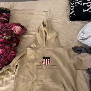 Hej säljer den för 150 kr Gant💗 - Hej, säljer min gant Hoodie i storlek 170 den e jätte skön o ha på säg och sånt inga fleckar och inga hål säljer den för 150 kr💗